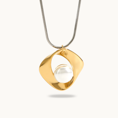 Shelly Pendant Necklace